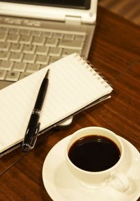咖啡與筆記本 辦公文化中的簡約美學(xué)